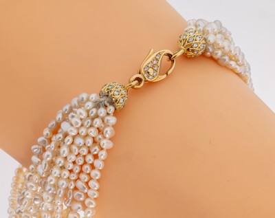 Perl-Armband mit 18 kt Gold Brillant-Schließe, GG 750/000, 10-rhg. Biwa-Perlen, Karabinerschließe mit Brillanten zus. ca. 0.46 ct feines Weiß/vs, ...