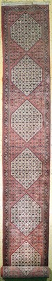 Bidjar fein, Persien, Ende 20.Jhd, Wolle auf Baumwolle, ca. 537 x 83 cm, Ränder leicht beschädigt, EHZ: 2