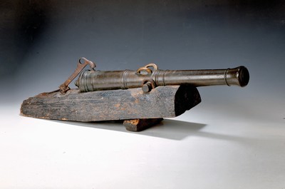 Barockes Falkonett, dat. und bez. E.A.G.V.B, 1737, Bronze, mit zwei aufgesetzten Ösen, später auf Holzbettung aufgebracht und mit ...