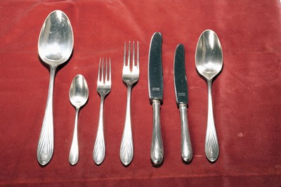 Silberbesteck, H. Paar, deutsch, um 1900, 800er Silber, Jugendstildekor, geschwungene Bänder, 9 Menuegabeln, 9 Menuemesser, 3, Vorspeisegabeln, 9 ...