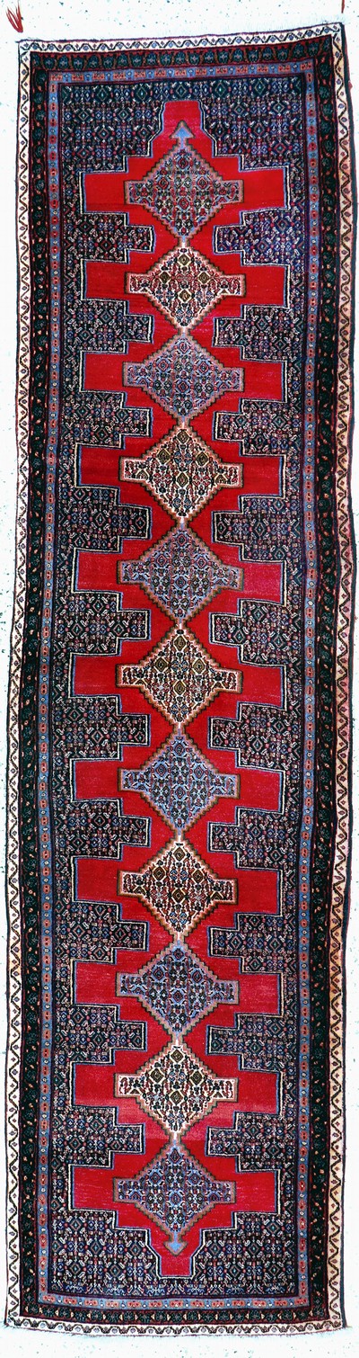 Senneh, Persien, ca. 50 Jahre, Wolle auf Baumwolle, ca. 355 x 93 cm, verfärbt, EHZ: 2