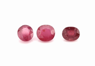 Lot 3 lose facett. Rubine, zus. 12.40 ct, oval, (beh.)