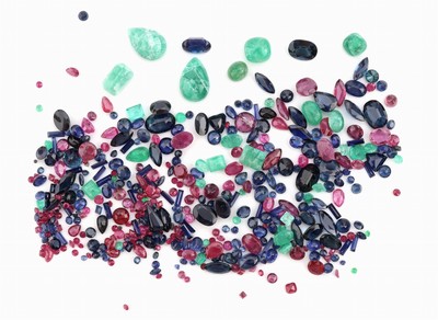 Lot lose facett. Farbsteine, zus. 80.30 ct, u.a. Saphire, Rubine, Smaragde, in versch. Farben, Formen und Größen, Ausfassware