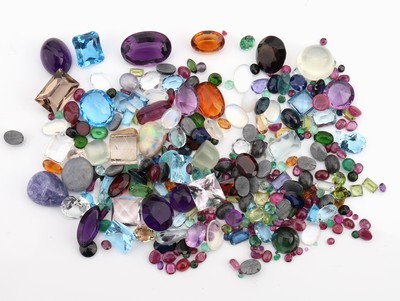 Lot lose Farbsteine, zus. 300.00 ct, u.a. Rubin, Saphir, Smaragd, Topas, Tansanit und Mondstein, Quarze u.v.m., in versch. Formen und Größen, ...