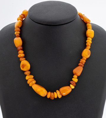 Bernstein-Collier, ausgefallene Glieder ausButterscotch-Bernsteinen, in versch. Formen, L. ca. 64 cm, endlos, ca. 31 g
