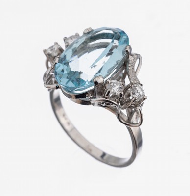 18 kt Gold Aquamarin-Brillant-Ring, WG 750/000, mittig mit einem ovalfacett. Aquamarin ca. 4.00 ct, seitl. 4 Brillanten zus. ca. 0.40 ct feines ...