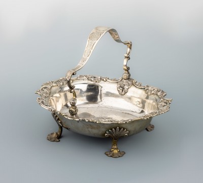 Große Henkelschale, 800er Silber, wohl deutsch um 1900, umlaufendes Weinlaubdekor mitRocaillen, auf 4 Füßen stehend, Henkel umklappbar, mittig ...