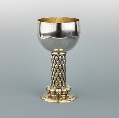 Großer Trinkpokal, deutsch um 1910-20, 800er Silber, teilverg., Schaft im Ananasmuster, H. ca. 27 cm, schlichte Kuppa, Handarbeit, ca. 635 g