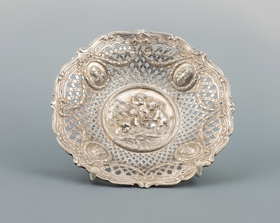 Anbietschale, um 1890-1900, 800er Silber, deutsch, wohl Hanau, klassizistische Formsprache mit Girlanden und Portrait -Kartuschen, Durchbrucharbeit, ...