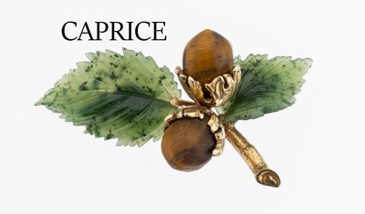 14 kt Gold CAPRICE Brosche, "Haselnüsse", GG 585/000, 2 Haselnüsse aus Tigerauge mit zwei Blättern aus Nephrit geschn. und geschl.,ca. ...
