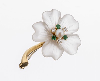 18 kt Gold Smaragd-Diamant-Bergkristall- Blütenbrosche, GG 750/000, Blätter aus Bergkristall geschnitten, geschliffen und mattiert, Blütenstempel ...