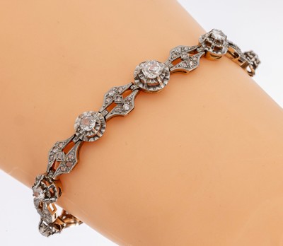 18 kt Gold Diamant-Armband, um 1890, GG 750/000, schauseitig Platin, 9 Altschliffdiamanten zus. ca. 1.20 ct Weiß- get.Weiß/p, weitere Diamantrosen ...