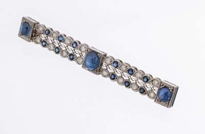18 kt Gold Art Deco Diamant-Brosche, um 1920, GG 750/000 (gepr.), 3 Saphircabochons und 12 rundfacett. Saphire zus. ca. 2.20 ct, 16 8/8-Diamanten ...