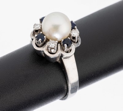 14 kt Gold Saphir-Zuchtperl-Ring, WG 585/000, mittig cremef. Perle, D. ca. 7 mm, mit kl. Saphir- und Diamantbesatz, RW 49, ca. 5.1 g
