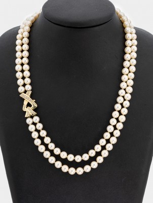 2-rhg. Akoyazuchtperlcollier an 14 kt Gold Brillant-Schmuckschließe, GG 585/000, cremef. Perlen, D. ca. 7 mm, ausgefallene Karabinerschließe bes. ...