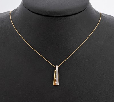 9 kt Gold Diamant-Anhänger an Kette, GG/WG 375/000, bes. mit 3 kl. Brillanten, L. ca. 44 cm, Karabinerschließe, ca. 3 g