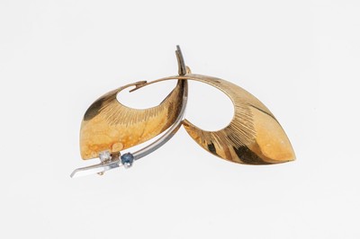 14 kt Gold Saphir-Diamant-Brosche, GG/WG 585/000, florale Gestaltung, WG Steg mit Diamant- und Saphirbesatz, ca. 5.2 g, ca. 4.3 cm