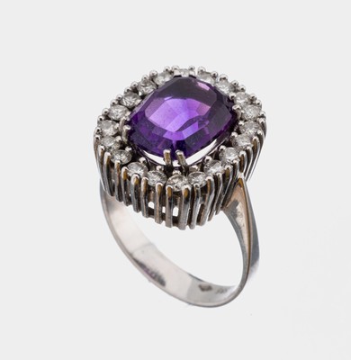 14 kt Gold Amethyst-Brillant-Ring, WG 585/000, facett. Amethyst ca. 4.00 ct, umgebenvon 20 Brillanten zus. ca. 0.80 ct Weiß/p, RW 52, ca. 6.9 g