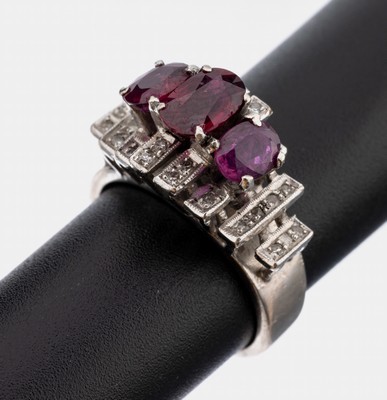 14 kt Gold Rubin-Diamant-Ring, WG 585/000 gepr., in 2 Ebenen aufgebaut, 24 8/8-Diamantenzus. ca. 0.12 ct l.get.Weiß/p, 3 ovalfacett. Rubine zus. ...