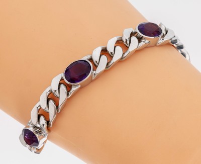 14 kt Gold Amethyst Armband, WG 585/000, Panzerband, 5 ovalfacett. Amethysten zus. ca. 10.00 ct, L. ca. 17 cm, Kastenschloß mit 2 ...