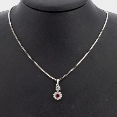 18 kt Gold Rubin-Diamant-Anhänger, WG 750/000, rundfacett. Rubin ca. 0.30 ct, 1 Brillant ca. 0.40 ct Weiß/si, 10 8/8-Diamantenzus. ca. 0.30 ct ...