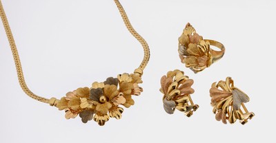 18 kt Gold Schmuckset, GG/WG/RG 750/000, qualitätvolle Verarbeitung, Dekor mit plastischen Blättern, teilw. sat., best. aus: 1 Collier, L. ca. 43 ...