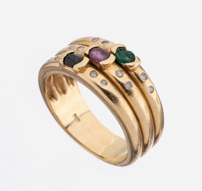 14 kt Gold Farbstein-Diamant-Ring, GG 585/000, 1 ovalfacett. Saphir, 1 ovalfacett. Rubin und 1 ovalfacett. Smaragde (besch.) zus.ca. 0.25 ct, 12 ...