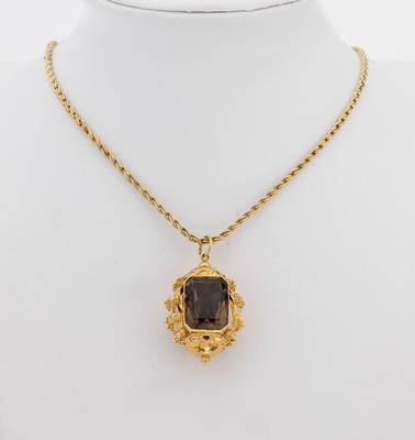 14 kt Gold Rauchquarz-Anhänger, GG 585/000 gepr., außergewöhnliche Gestaltung, 2 facett. Rauchquarze zus. ca. 21.0 ct, an Kette, GG 333/000, L. ...