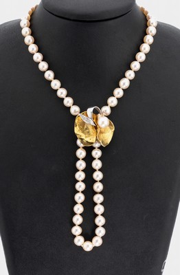 14 kt Gold Brillant-Zuchtperl-Brosche, GG/WG 585/000, Meistermarke FB, 3 Brillanten zus. ca. 0.06 ct Weiß/si, l. barocke Zuchtperle D. ca. 8.8 mm, ...