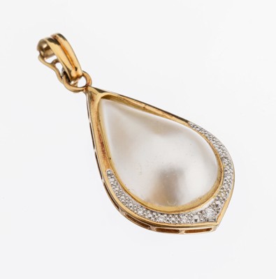 14 kt Gold Diamant-Mabeperl-Diamant Anhänger, GG/WG 585/000, tropfenförm. Mabeperle ca. 21.5 x 13.8 mm, 7 in WG gefasste Diamanten zus. ca. 0.05 ...
