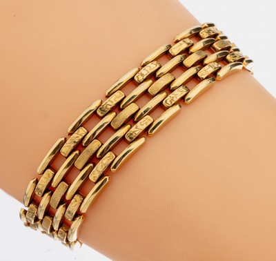 18 kt Gold Armband, ca. 32.4 g, GG 750/000,ital. Atelierarbeit, L. ca. 19.5 cm, B. ca. 1.5 cm, Kastenschloss mit 2 Sicherheitsachten