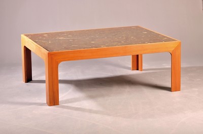 Fossil-Tisch, Ronald Schmitt, 1970er-Jahre, Tischplatte aus buntem Fossilkalkstein aus dem Mitteldevon, Versteinerungen u.a. Orthozeras und ...