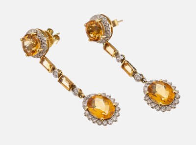 Paar 18 kt Gold Citrin-Brillant-Ohrgehänge, GG/WG 750/000, bes. mit facett. Citrinen in versch. Schliffformen zus. ca. 9.90 ct, Brillanten zus. ca. ...