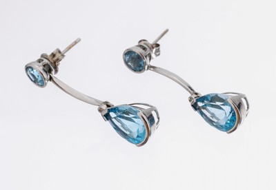 Paar 14 kt Gold Blautopas-Ohrstecker, WG 585/000, bes. mit 4 facett. Blautopasen (beh.)rund und tropfenförm. zus. ca. 6.0 ct, kl. Diamantbesatz, L. ...