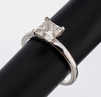 18 kt Gold Diamant Ring, WG 750/000, Diamant im Princess-Cut ca. 2.02 ct l.get. Weiß(I)/vvs1, in Krappenfassung, RW 62, ca. 4.6 g, IGI Expertise ...