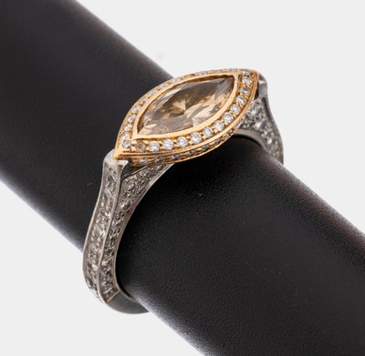 Platin und 18 kt Gold Diamant-Ring, GG 750/000 und Platin 950/000, Diamant-Navette ca. 1.30 ct Braun/si, Brillanten zus. ca. 0.60ct Weiß/p, 1 Stein ...