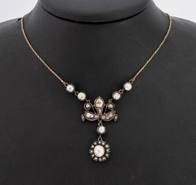 18 kt Gold Zuchtperl-Diamant-Collier um 1830- 40, GG 750/000 und Silber, Naturperlchen, Diamantrosen zus. ca. 0.80 ct, Abhängung in Form einer ...