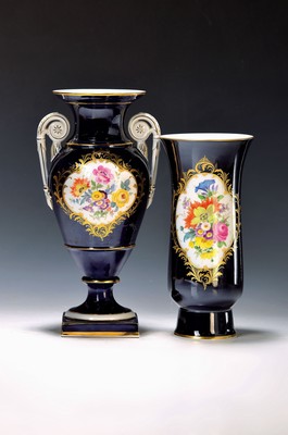 Zwei Vasen, Meissen, 20. Jh., kobaltblau, a. Amphorenvase l. am Postament best., H. ca. 30 cm; b., Bechervase H. 25 cm, beide mit aufwendiger ...