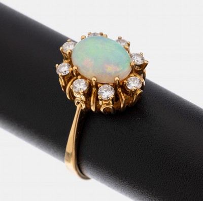 18 kt Gold Opal-Brillant-Ring, GG 750/000, mittig ovaler Opal-Cabochon ca. 1.00 ct, zartes Farbspiel in grün, blau und rot, umgeben von 8 ...