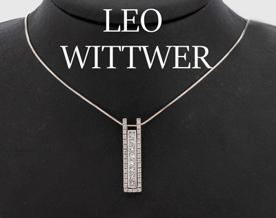 18 kt Gold LEO WITTWER Diamant-Anhänger, WG 750/000, länglich, 8 Princess Cut Diamanten zus. ca. 1.19 ct (grav.) feines Weiß-Weiß/vs, 32 ...