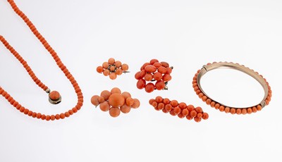 Konvolut aus Koralle, Italien um 1880/90, best. aus: 3 Broschen, 1 Brosche/Anhänger, Armreif und Collier, Korallenkugeln und -cabochons, Monturen ...