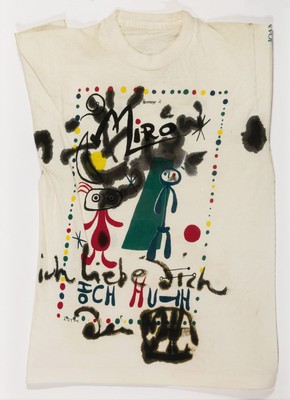 Horst Janssen, 1929-1995, mit schwarzer Farbe übermaltes Miro T-Shirt, Unikat, monogrammiert im edlen Objektrahmen, 1980er Jahre, Provenienz St. ...