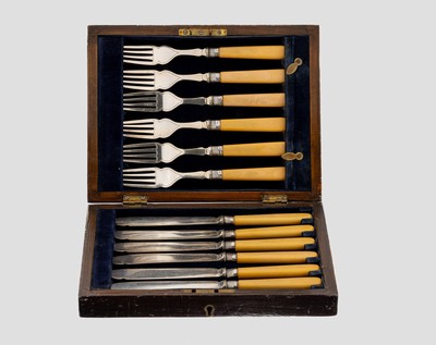 Fischbesteck für 6 Personen, England/Sheffield1923, Griffe Kunststoff, Gebr.-Teile vers., Manschetten 925er Silber, Meistermarke CB&S, in orig. ...