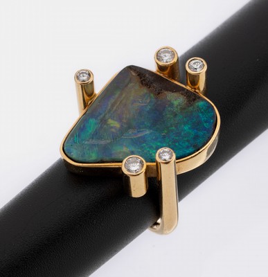 18 kt Gold Opal-Brillant-Ring, GG 750/000, Schwarzopal mit intensivem Farbspiel in Grün, Blau und Orange, 5 Brillanten zus. ca. 0.55 ct feines ...