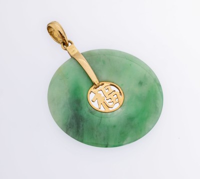 18 kt Gold Jade-Anhänger, GG 750/000, Jadescheibe, mittig chin. Zeichen, D. ca. 23 mm, ca. 2.4 g