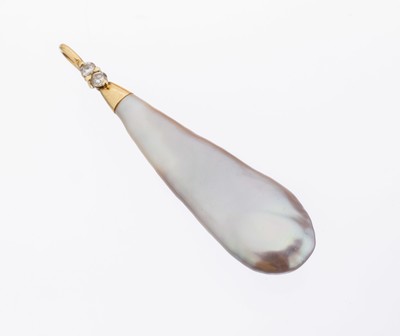 18 kt Gold Perl-Diamant-Anhänger, GG 750/000, silbergraue tropfenförm. Zuchtperle, 2 Diamanten zus. ca. 0.05 ct, L. ca. 4 cm