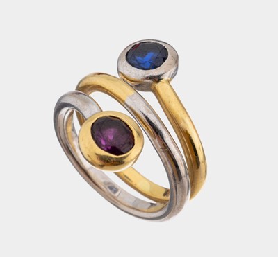18 kt Gold Farbstein-Ring, GG/WG 750/000, rundfacett. Saphir und ovalfacett. Rubin zus. ca. 2.0 ct, 3-reihige Optik, ca. 15.2 g, RW 57