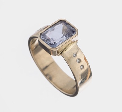 14 kt Gold Farbstein-Brillant-Ring, WG 585/000, aquamarinfarbene Synthese im Emerald-Cut, Kerben, mit kl. Brillantbes., ca.5.3 g, RW 56, neue Rhod. ...