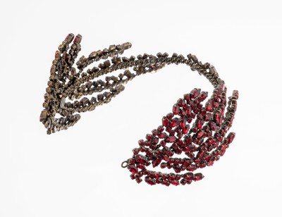 Kopfschmuck/Diadem, Gablonz 1930er Jahre, Metall, granatfarbener Glassteinbesatz in versch. Schliffformen, Signet GA, Durchm. ca. 16 cm, prunkvoll