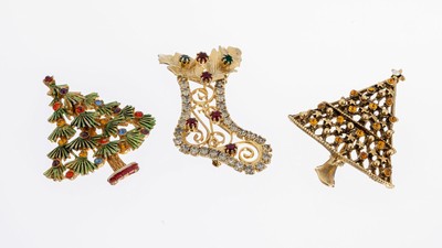 Konvolut 3 Weihnachtsbroschen, USA 1950er Jahre, Metall vergoldet, bunter Swarovsky- Steinbesatz, 1 x Weihnachtsbaum m. grünem Hartlack, bez. ...